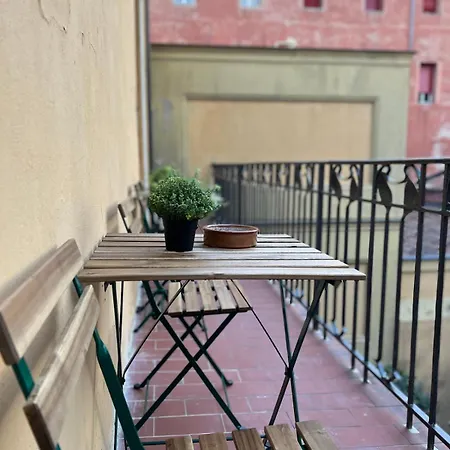 Apartment The Window On The Courtyard, Entire - La Finestra Sul Cortile, Intero